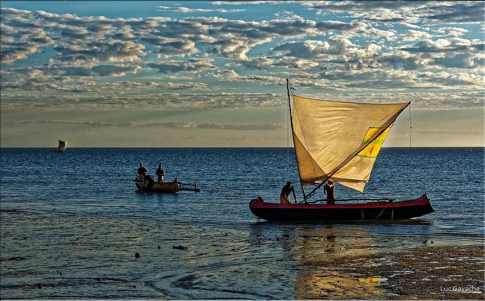 Le soleil est près de l'horizon, les pêcheurs Vezo de Mangily sont de retour. (9)
