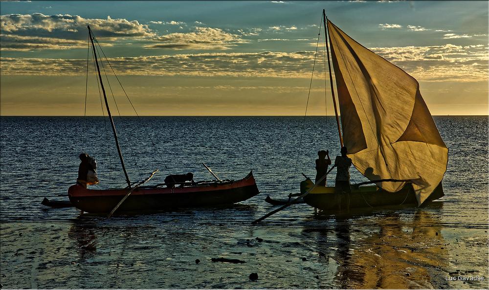 Le soleil est près de l'horizon, les pêcheurs Vezo de Mangily sont de retour. (11)