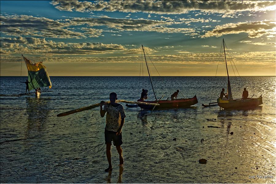 Le soleil est près de l'horizon, les pêcheurs Vezo de Mangily sont de retour. (12)