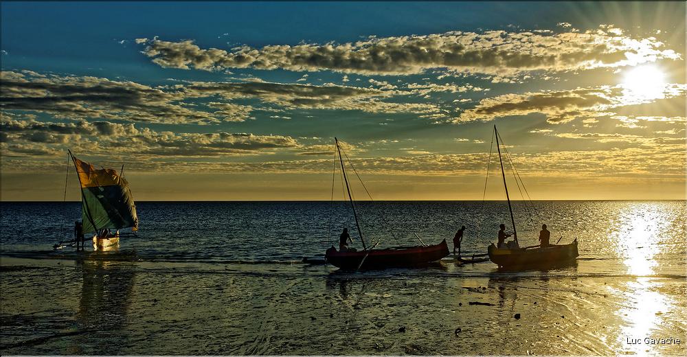 Le soleil est près de l'horizon, les pêcheurs Vezo de Mangily sont de retour. (13)