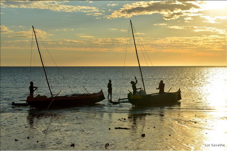 Le soleil est près de l'horizon, les pêcheurs Vezo de Mangily sont de retour. (14)