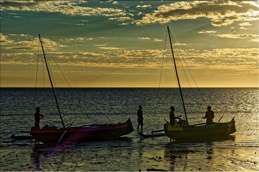 Le soleil est près de l'horizon, les pêcheurs Vezo de Mangily sont de retour. (15)