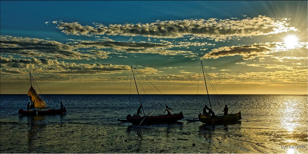 Le soleil est près de l'horizon, les pêcheurs Vezo de Mangily sont de retour. (17)