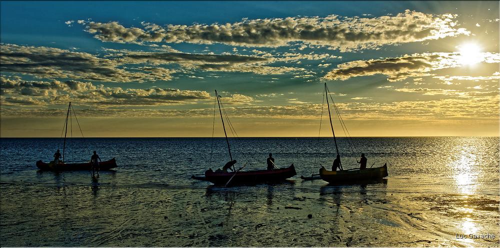 Le soleil est près de l'horizon, les pêcheurs Vezo de Mangily sont de retour. (18)