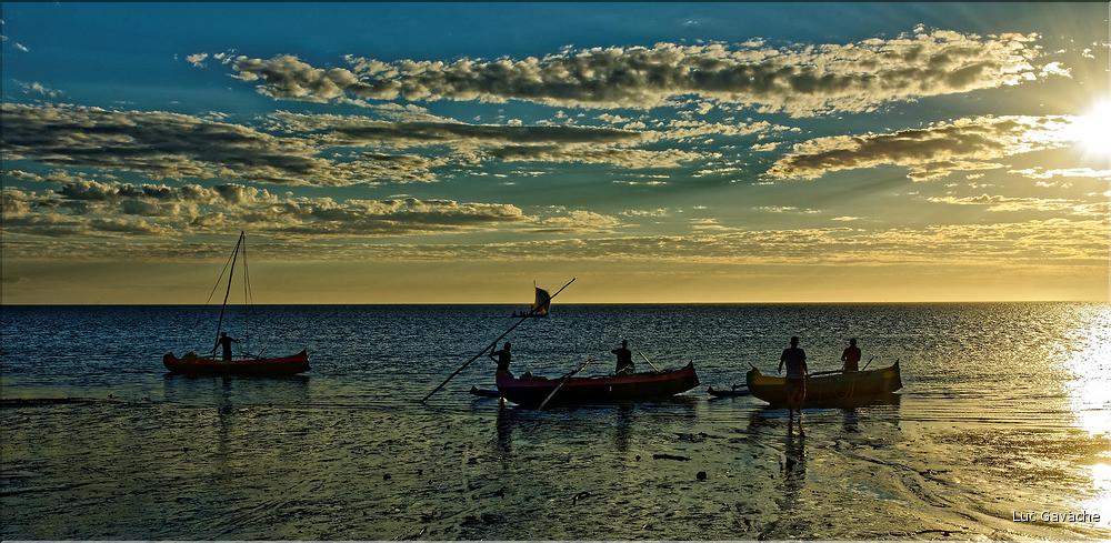 Le soleil est près de l'horizon, les pêcheurs Vezo de Mangily sont de retour. (19)
