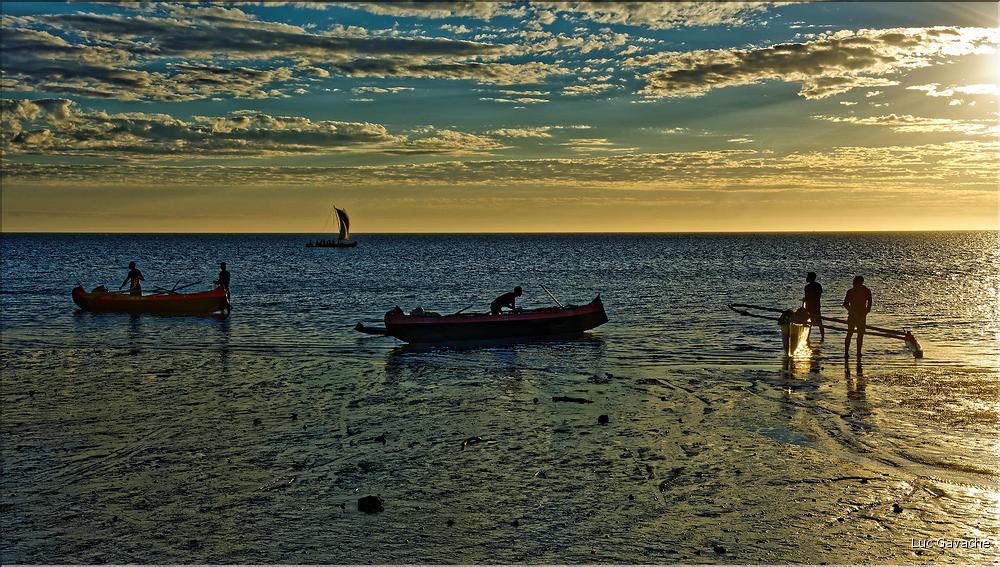 Le soleil est près de l'horizon, les pêcheurs Vezo de Mangily sont de retour. (20)