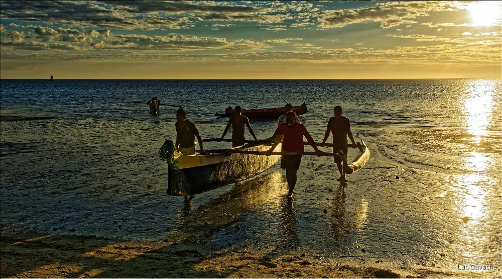 Le soleil est près de l'horizon, les pêcheurs Vezo de Mangily sont de retour. (22)