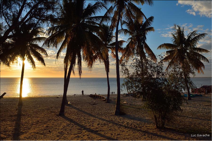 Coucher de soleil sur une des plages du village de Mangily. (1)