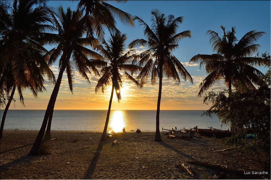Coucher de soleil sur une des plages du village de Mangily. (2)