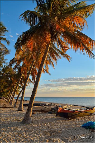 Coucher de soleil sur une des plages du village de Mangily. (4)