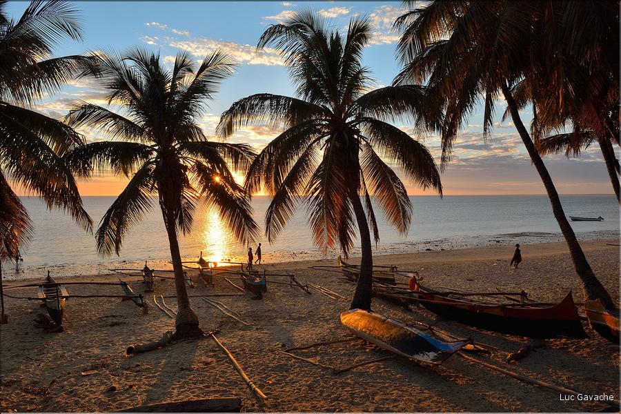 Coucher de soleil sur une des plages du village de Mangily. (6)