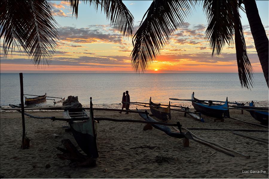 Coucher de soleil sur une des plages du village de Mangily. (8)