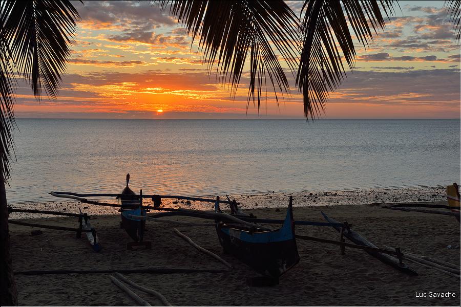 Coucher de soleil sur une des plages du village de Mangily. (10)