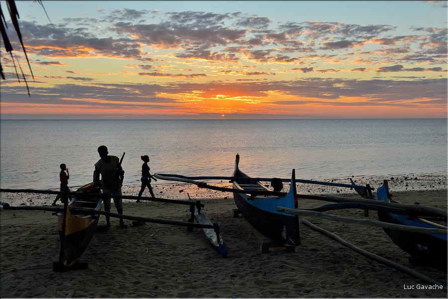 Coucher de soleil sur une des plages du village de Mangily. (12)