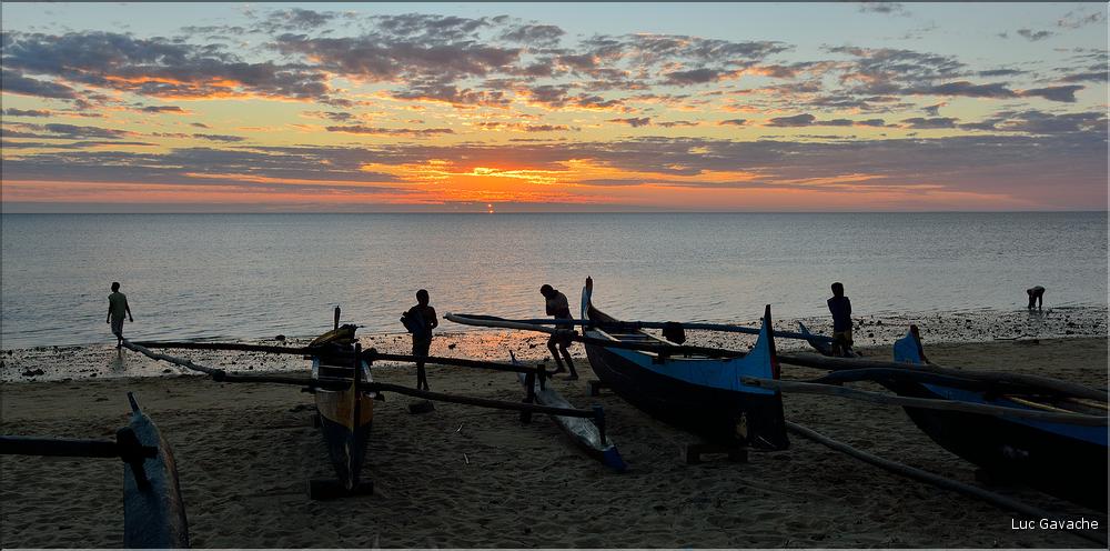 Coucher de soleil sur une des plages du village de Mangily. (13)