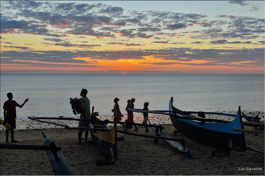 Coucher de soleil sur une des plages du village de Mangily. (15)