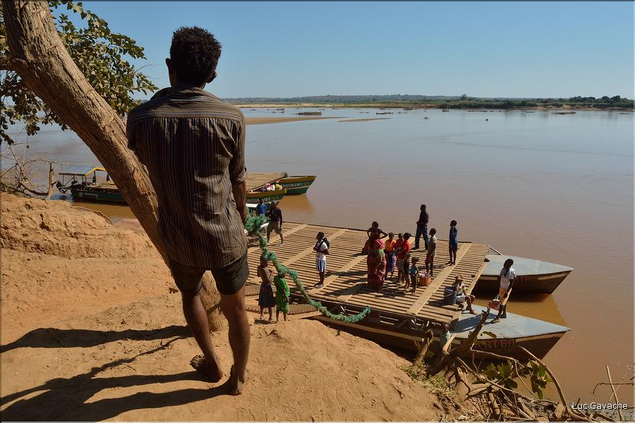 La traversé en bac du fleuve Tsiribihinia au niveau de la ville de Belo. (1)