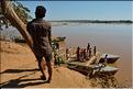 La traversé en bac du fleuve Tsiribihinia au niveau de la ville de Belo. (1)