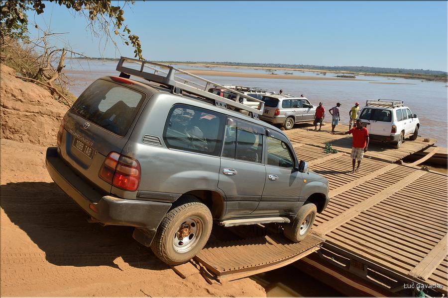 La traversé en bac du fleuve Tsiribihinia au niveau de la ville de Belo. (2)