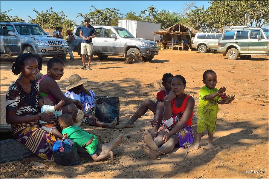 En attendant la traversé de la Tsiribihinia. (1)