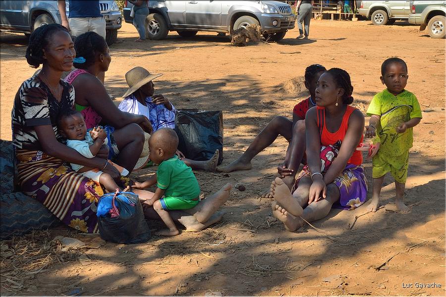 En attendant la traversé de la Tsiribihinia. (2)