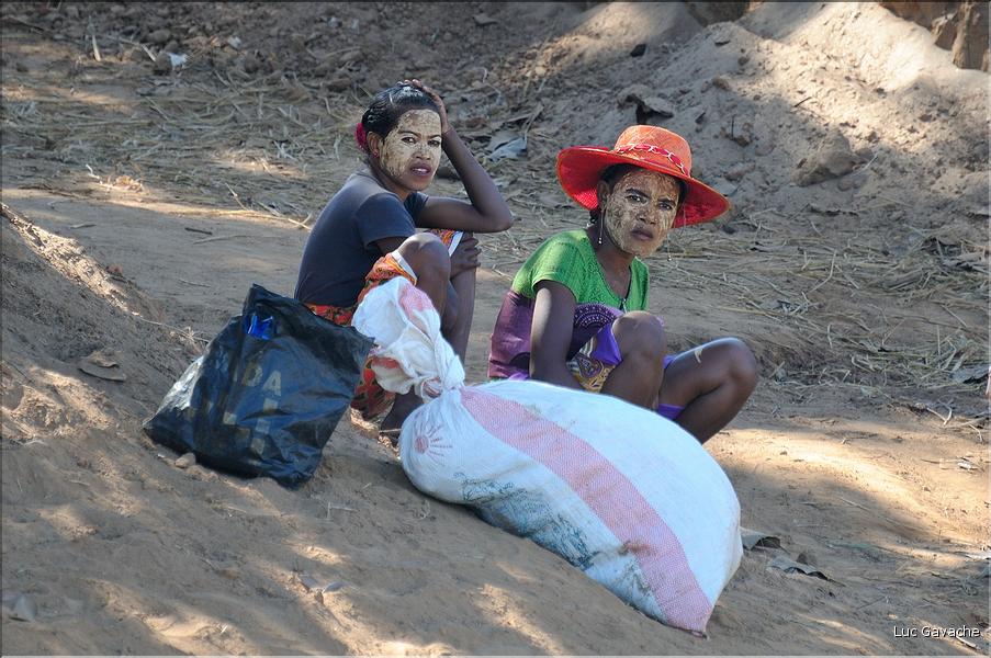 En attendant la traversé de la Tsiribihinia. (8)