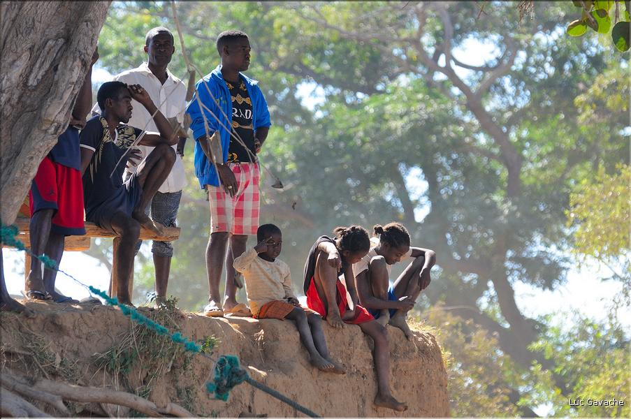 En attendant la traversé de la Tsiribihinia. (11)