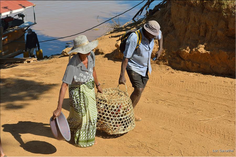 En attendant la traversé de la Tsiribihinia. (17)