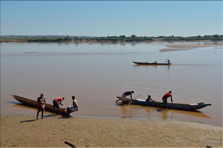 En remontant le fleuve Tsiribihinia jusqu'à Belo. (10)