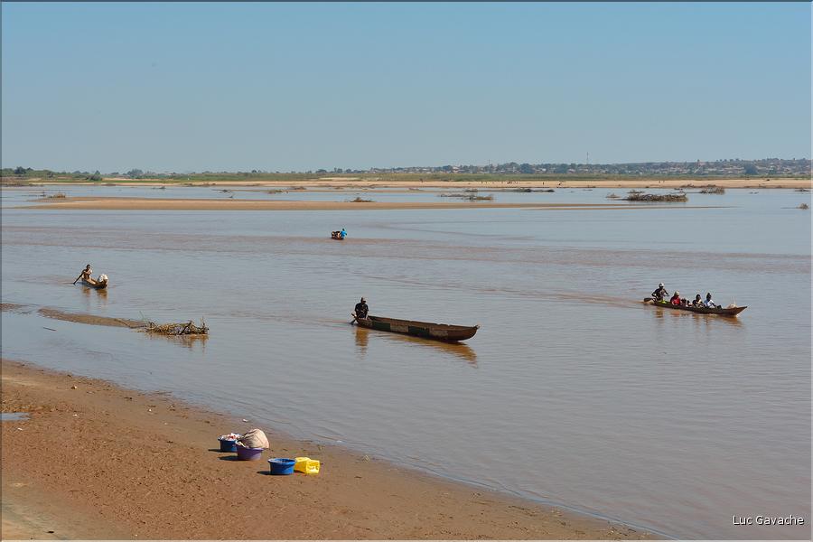 En remontant le fleuve Tsiribihinia jusqu'à Belo. (11)