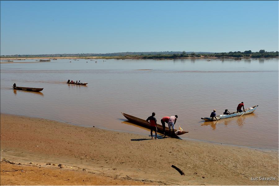 En remontant le fleuve Tsiribihinia jusqu'à Belo. (12)