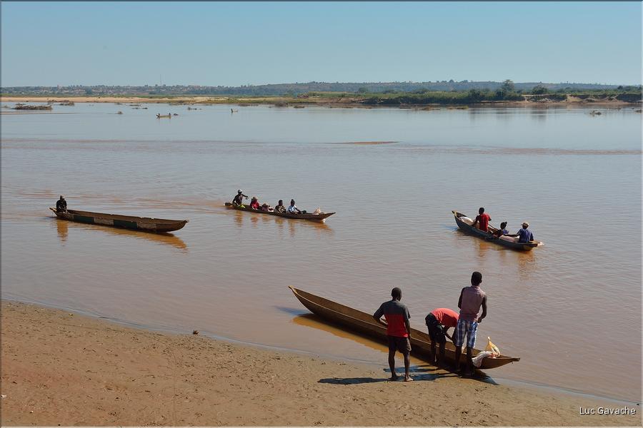 En remontant le fleuve Tsiribihinia jusqu'à Belo. (13)