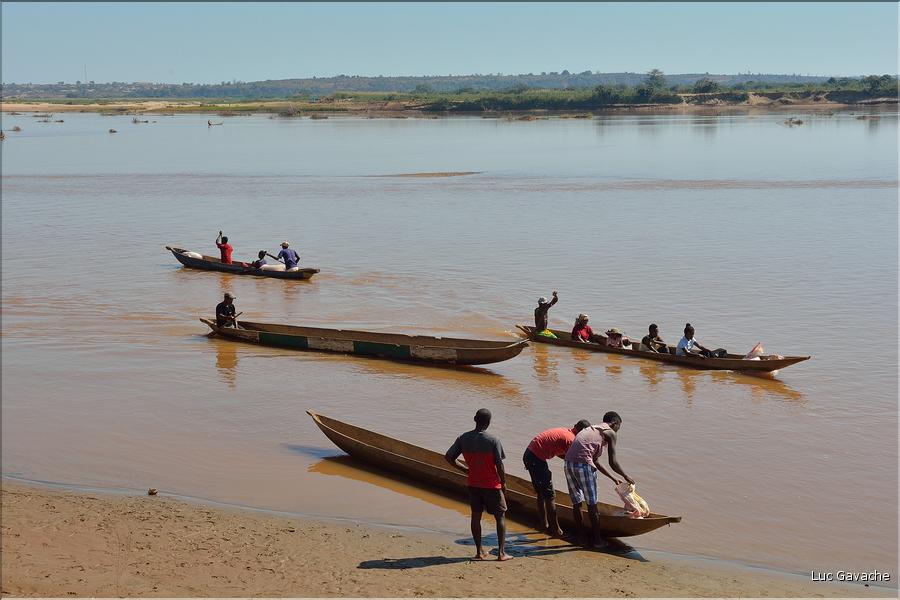 En remontant le fleuve Tsiribihinia jusqu'à Belo. (14)