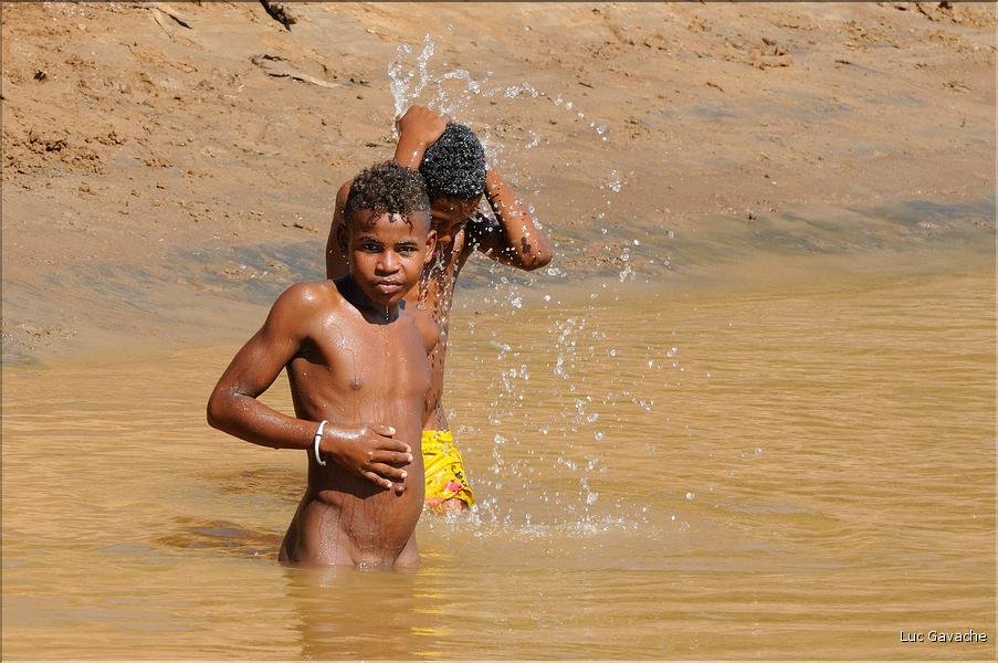 En remontant le fleuve Tsiribihinia jusqu'à Belo. (16)