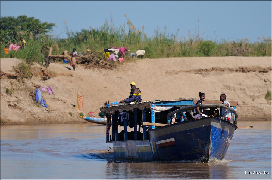 En remontant le fleuve Tsiribihinia jusqu'à Belo. (28)