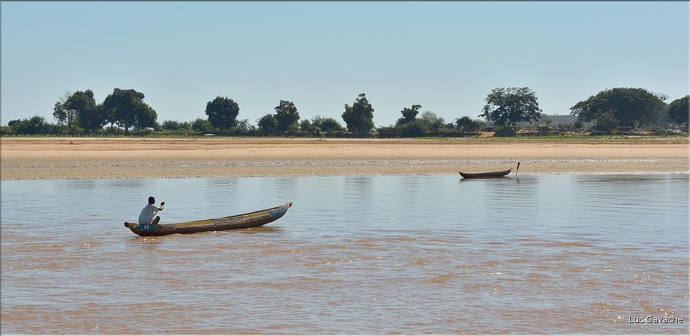 En remontant le fleuve Tsiribihinia jusqu'à Belo. (32)