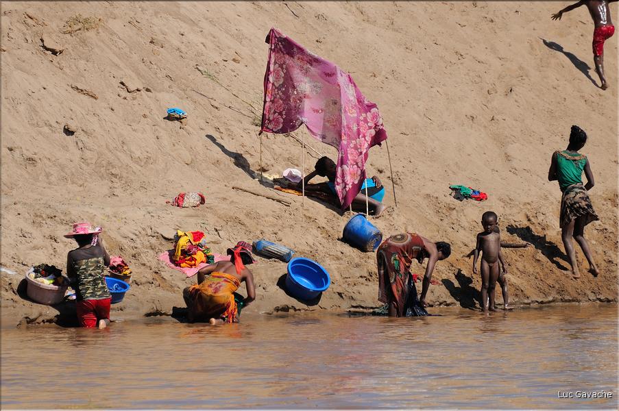 En remontant le fleuve Tsiribihinia jusqu'à Belo. (34)