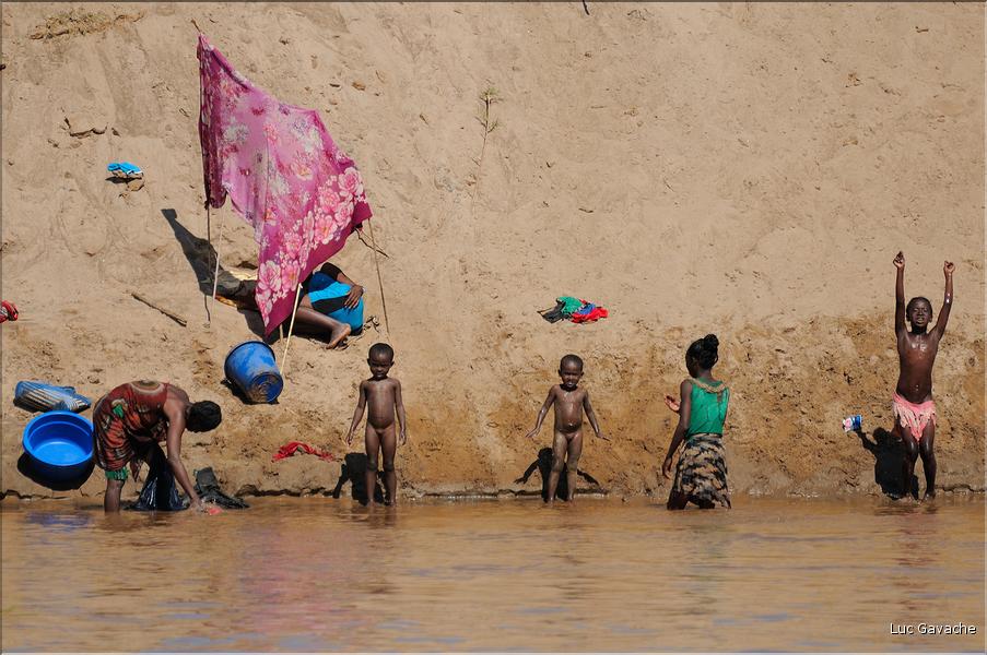 En remontant le fleuve Tsiribihinia jusqu'à Belo. (35)