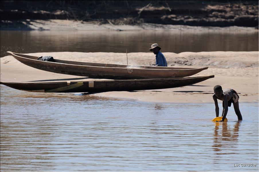 En remontant le fleuve Tsiribihinia jusqu'à Belo. (39)