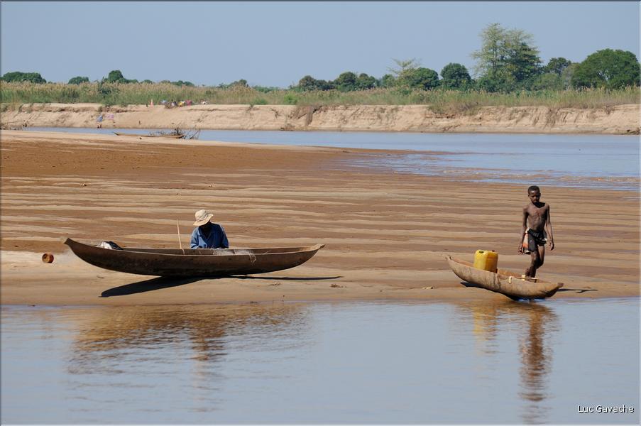 En remontant le fleuve Tsiribihinia jusqu'à Belo. (44)