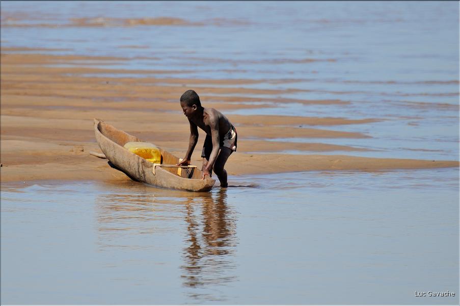 En remontant le fleuve Tsiribihinia jusqu'à Belo. (45)