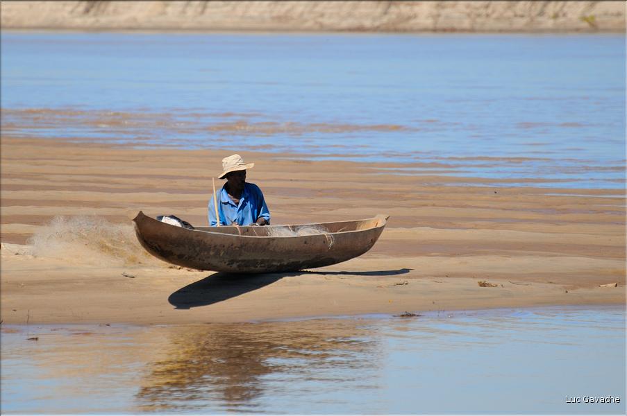 En remontant le fleuve Tsiribihinia jusqu'à Belo. (46)