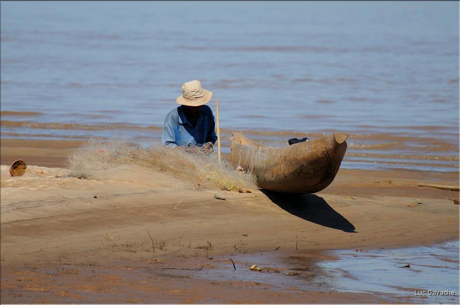 En remontant le fleuve Tsiribihinia jusqu'à Belo. (48)
