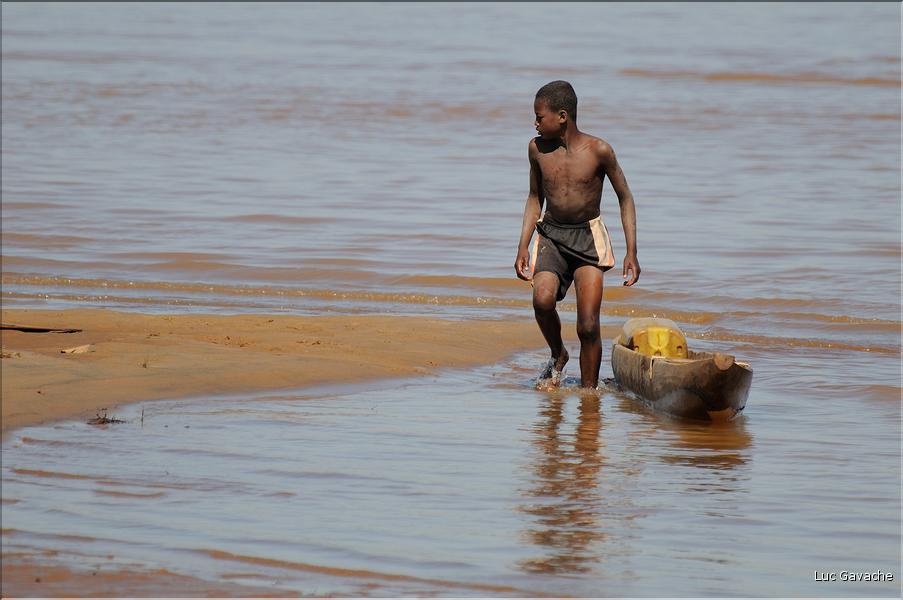 En remontant le fleuve Tsiribihinia jusqu'à Belo. (49)