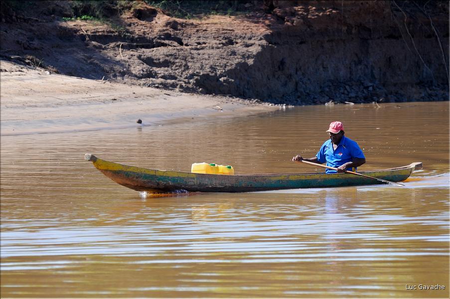 En remontant le fleuve Tsiribihinia jusqu'à Belo. (50)