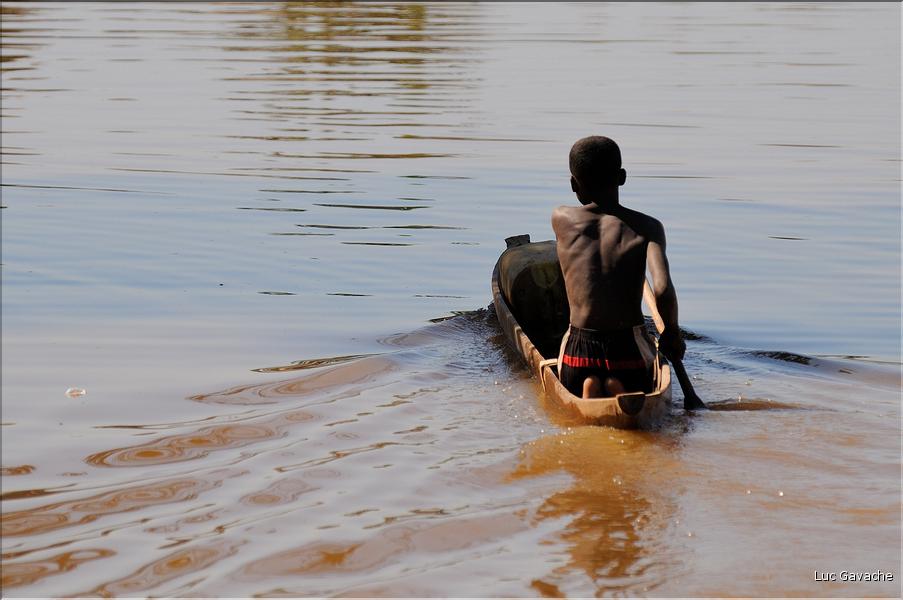 En remontant le fleuve Tsiribihinia jusqu'à Belo. (54)
