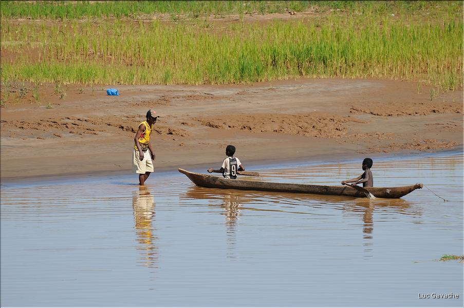 En remontant le fleuve Tsiribihinia jusqu'à Belo. (55)