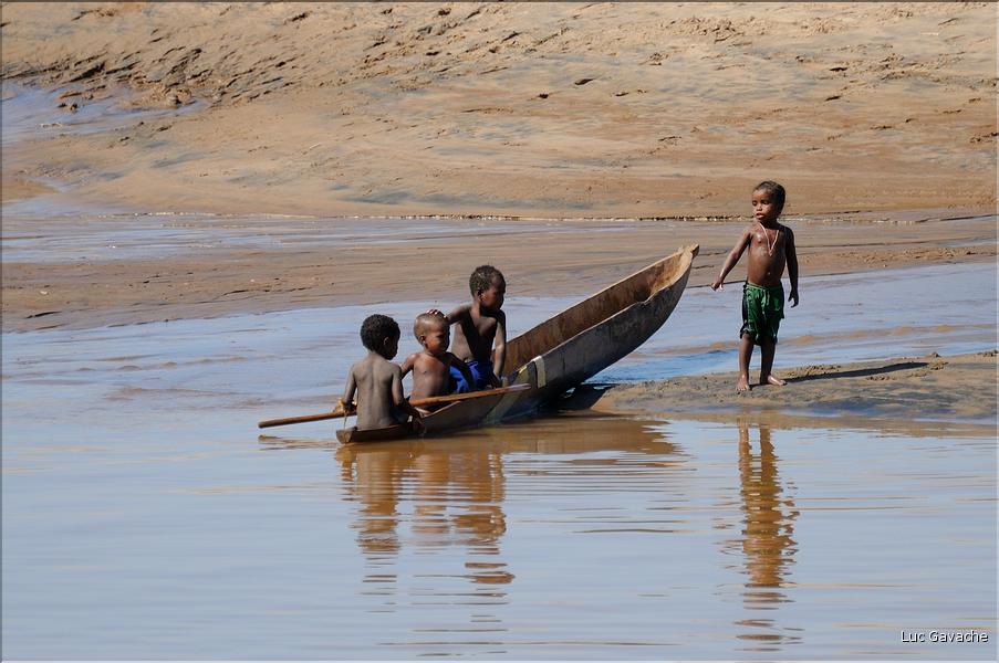 En remontant le fleuve Tsiribihinia jusqu'à Belo. (57)