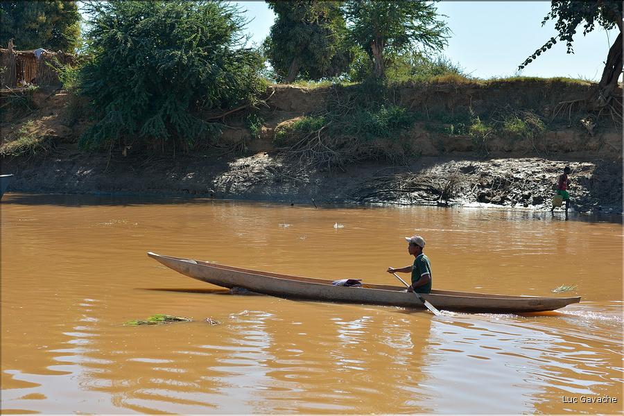 En remontant le fleuve Tsiribihinia jusqu'à Belo. (60)