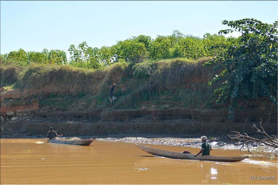 En remontant le fleuve Tsiribihinia jusqu'à Belo. (61)